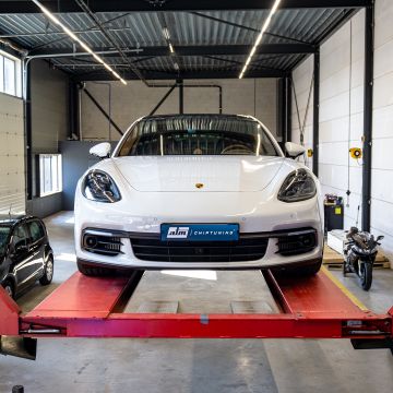 Zouden jullie de Porsche Panamera 4 E-Hybrid ook in het wit nemen of een ander kleurtje?💭🔩