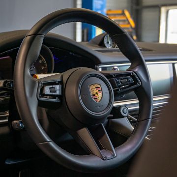 Een vraag voor de echte Porsche kenners, kijken we hier naar een stuur van een Porsche 911 of een Panamera?💭🔥