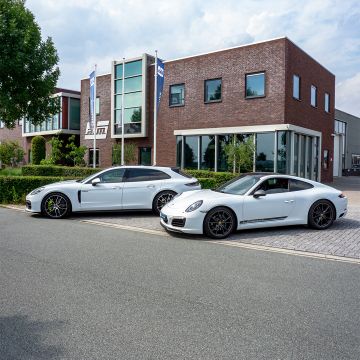 aarom kiezen als je ze allebei kan kopen? Zo dacht de eigenaar van deze twee Porsches er ook over. Uitgevoerd in dezelfde kleur, geleverd door @dasimport en uiteraard getuned door ATM. Welke kies jij als je toch moest kiezen?💭