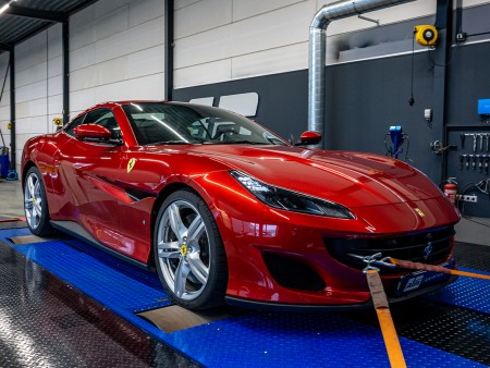 Bijna 700 PK in een Ferrari Portofino!